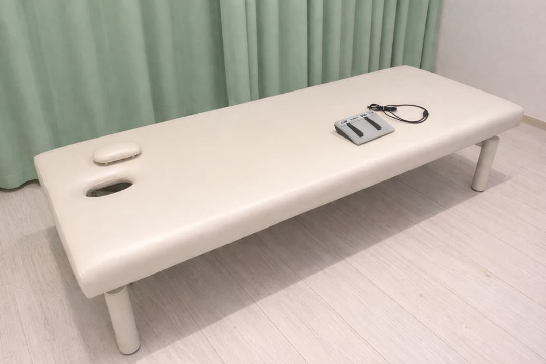 電動昇降付 有孔施術台／エステ マッサージ ベッド