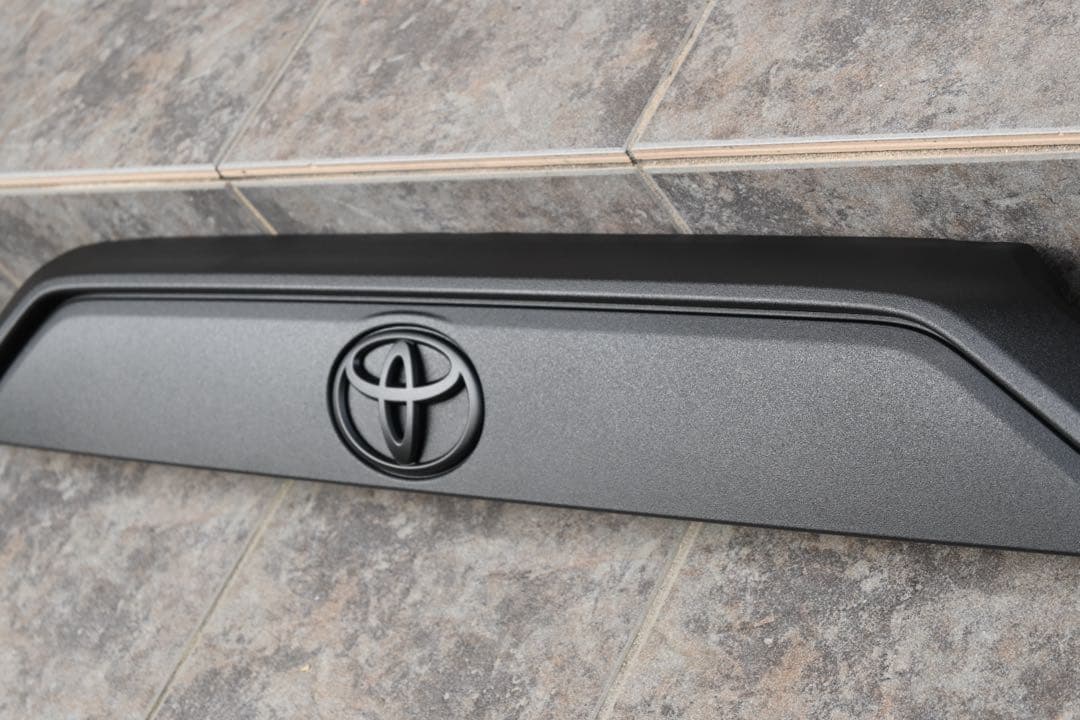 rav4 純正リアガーニッシュ　ラプターライナー塗装　新車外し　送料込み