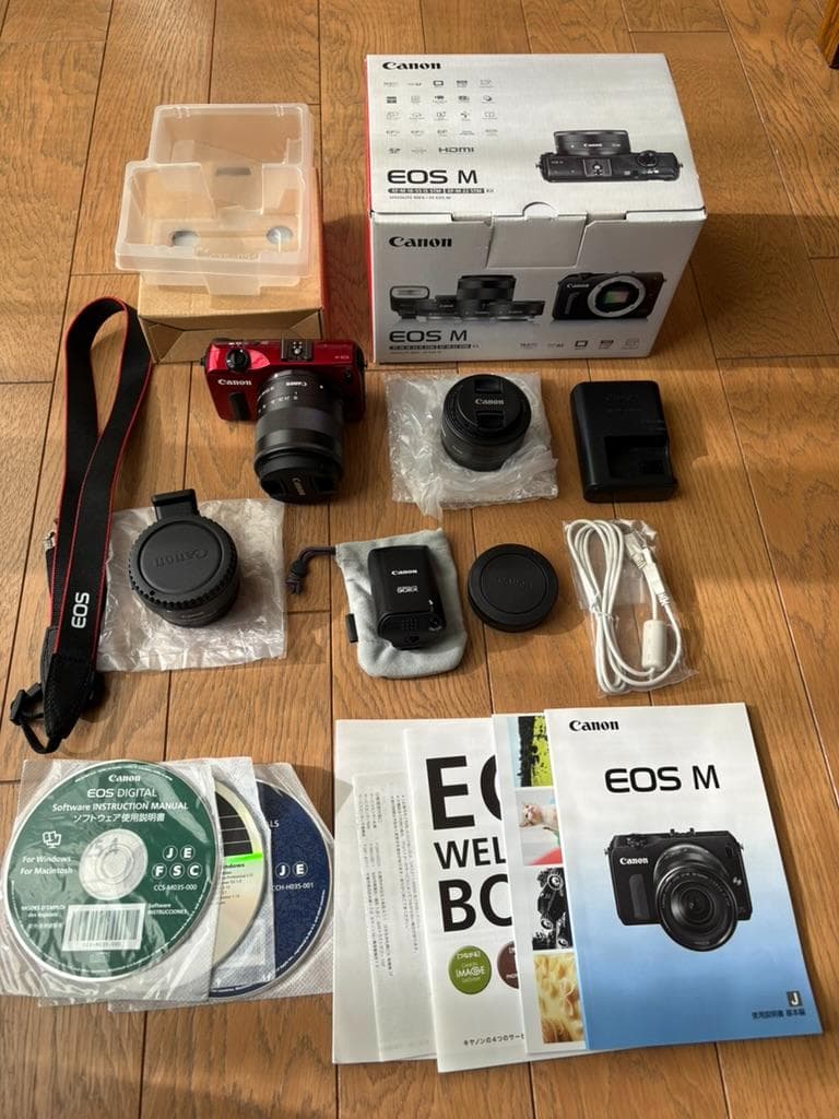 ほぼ新品 Canon EOS M ダブルレンズキット ミラーレス一眼 レッド