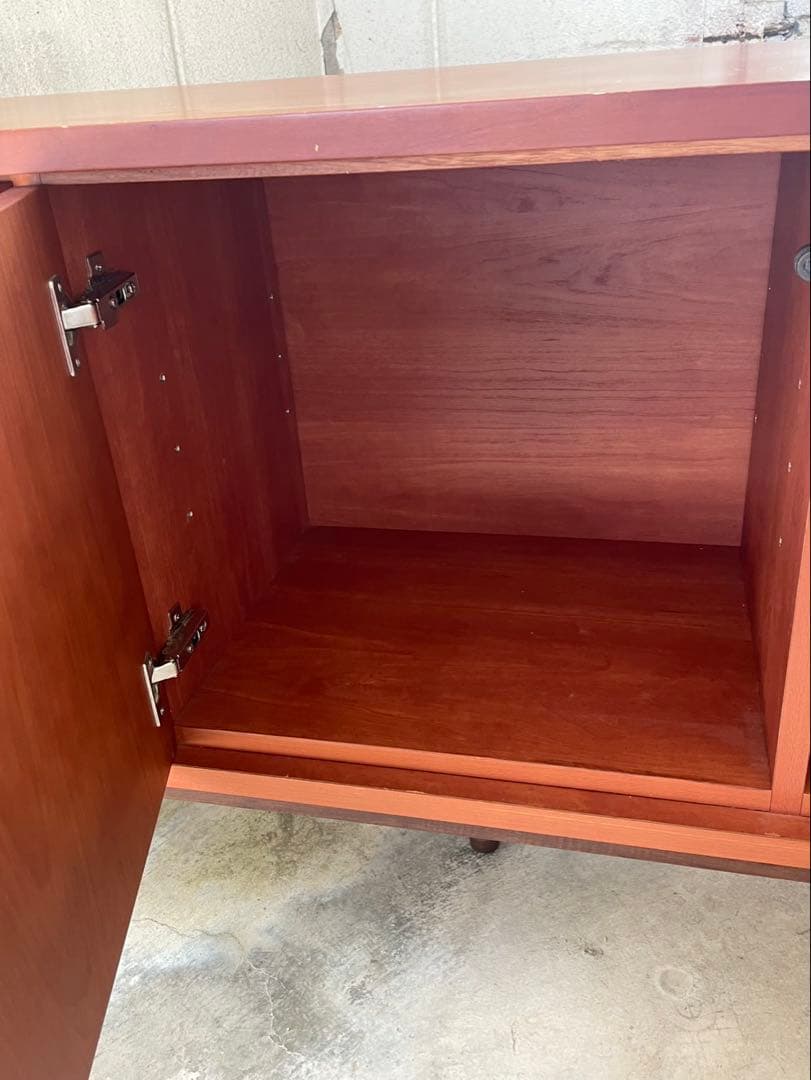 人気の北欧系　脚付チェスト　サイドボード