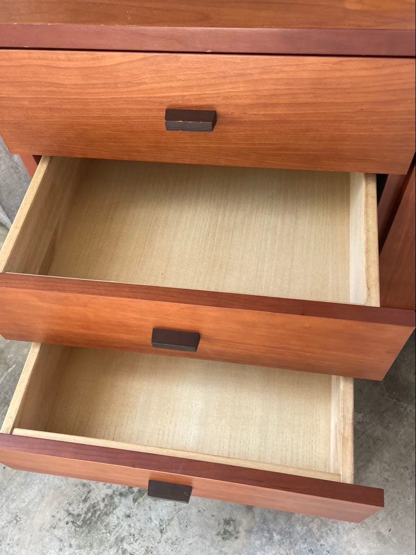 人気の北欧系　脚付チェスト　サイドボード