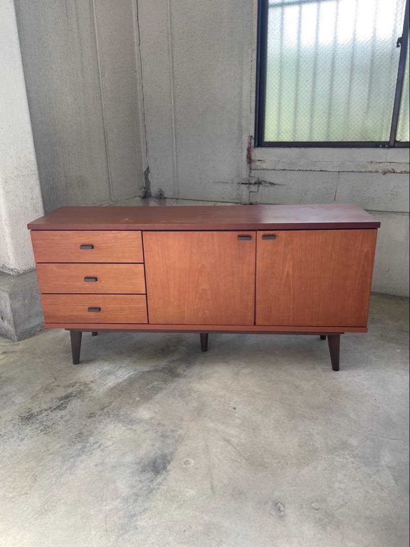 人気の北欧系　脚付チェスト　サイドボード