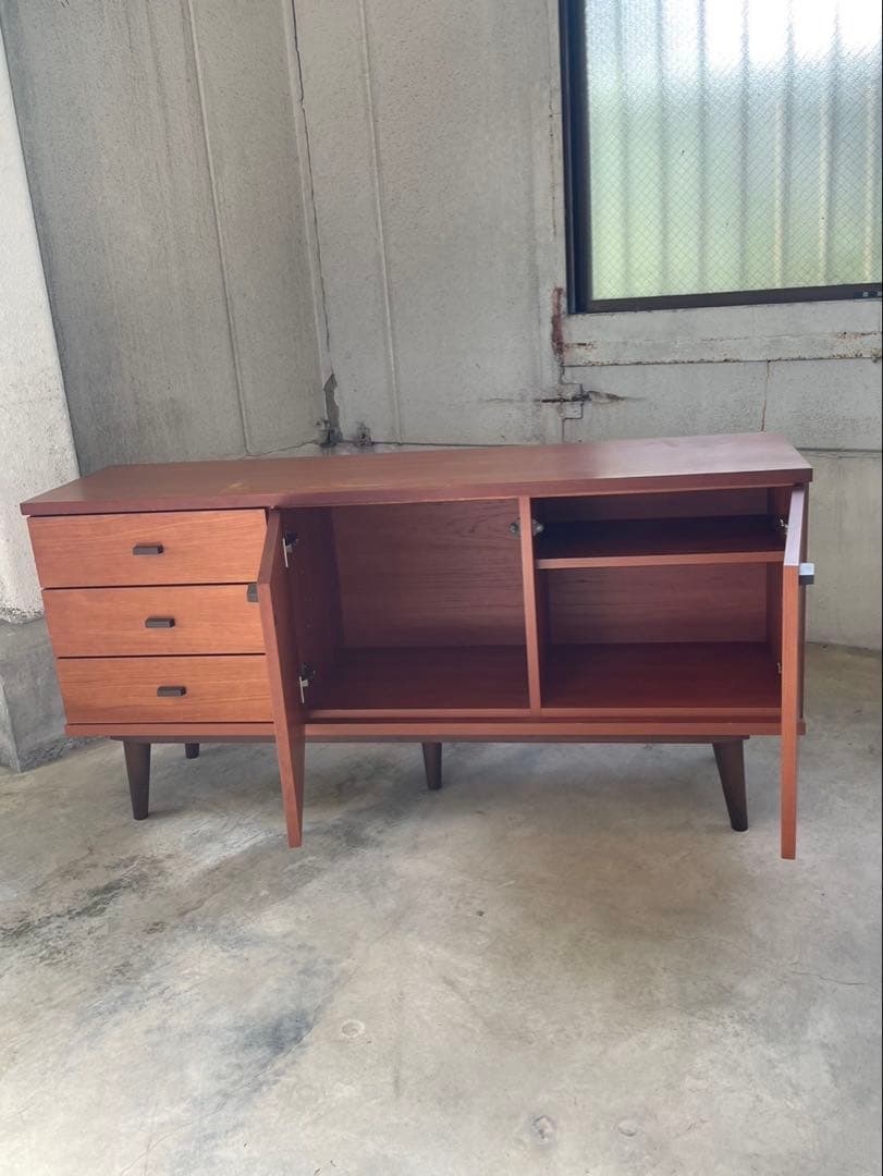 人気の北欧系　脚付チェスト　サイドボード