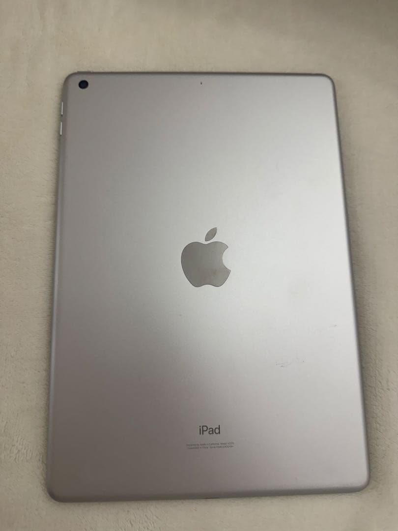 iPad 第8世代　Wifiモデル 128GB シルバー 本体 充電ケーブル付