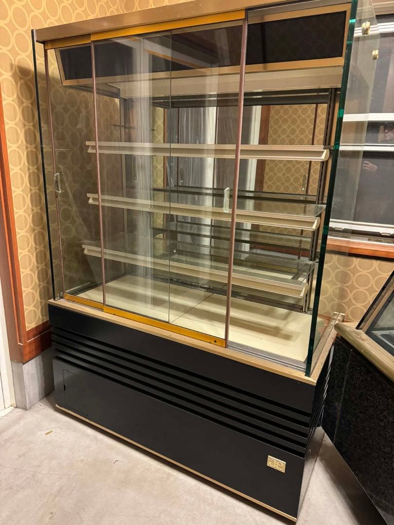 【保坂製作所製】業務用冷蔵ショーケース（対面) 鎌倉市引渡し