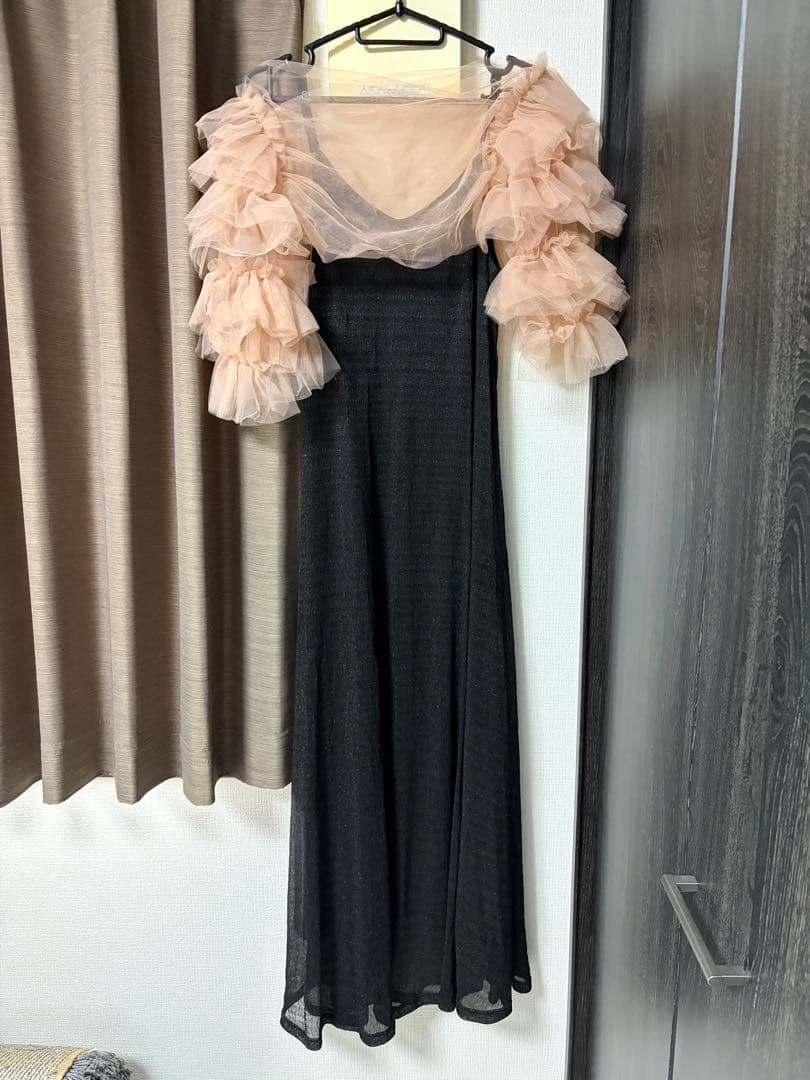 フリルスリーブの黒いマキシドレス