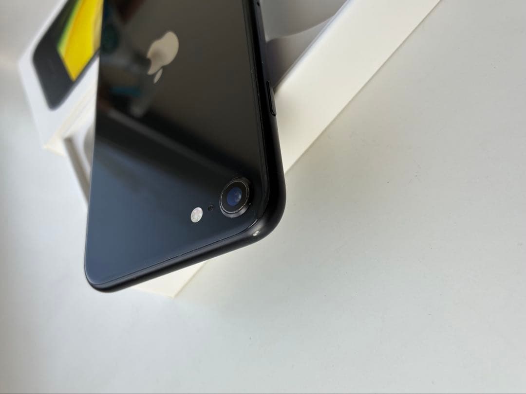 iPhone SE (第二世代) 64GB SIMロックなし　箱付き