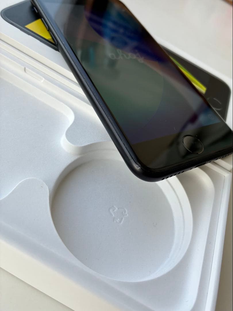 iPhone SE (第二世代) 64GB SIMロックなし　箱付き