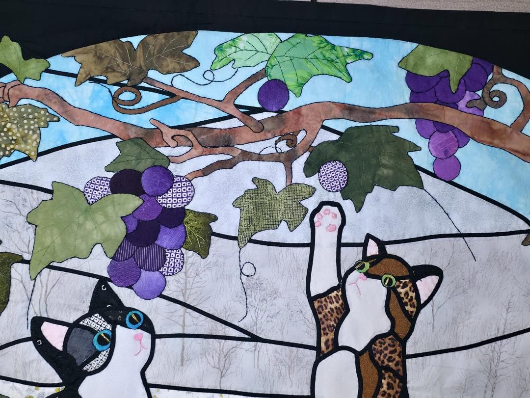 ハンドメイド ステンドグラスキルトタペストリー 「猫とぶどうの木」