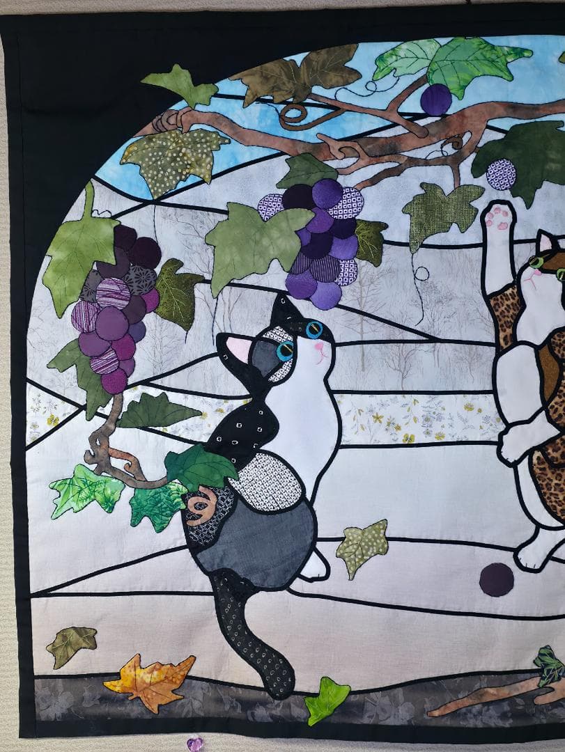 ハンドメイド ステンドグラスキルトタペストリー 「猫とぶどうの木」