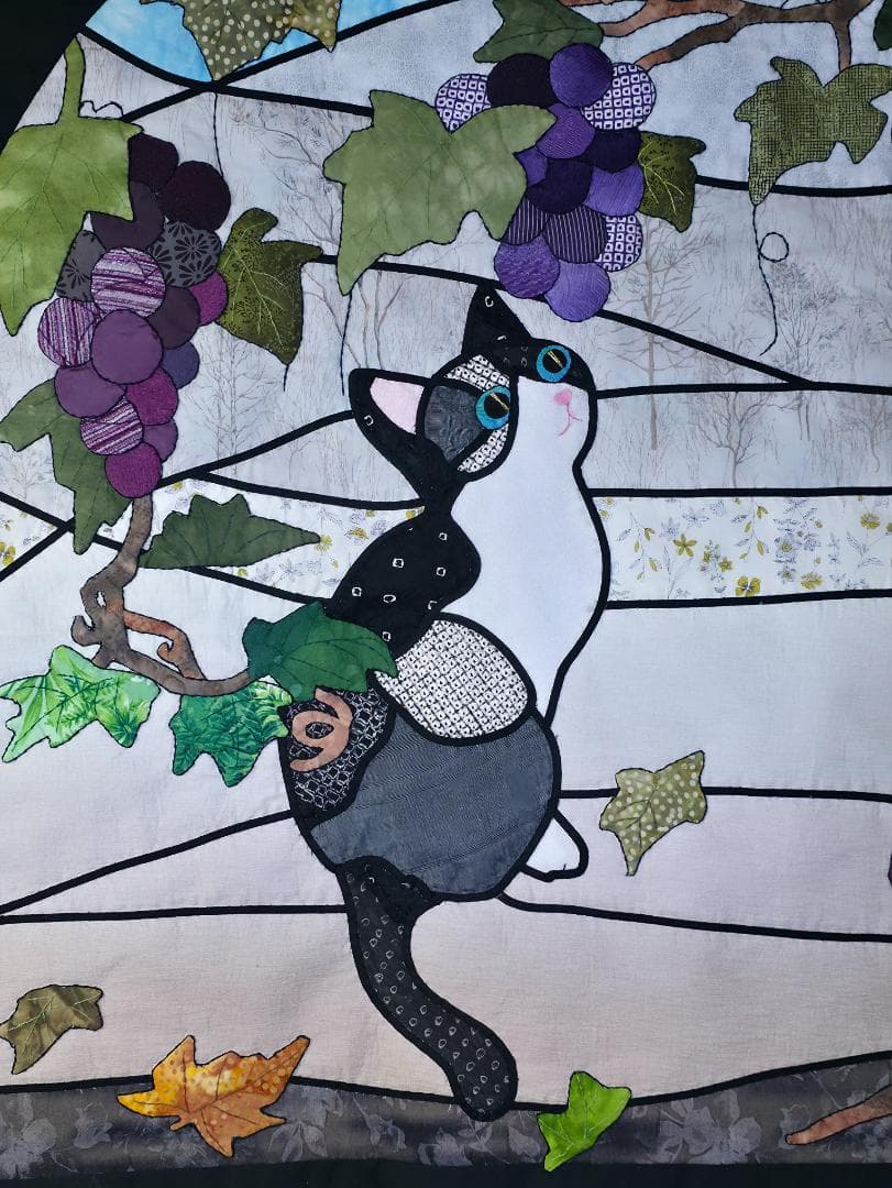 ハンドメイド ステンドグラスキルトタペストリー 「猫とぶどうの木」