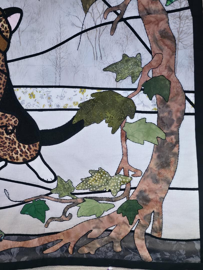 ハンドメイド ステンドグラスキルトタペストリー 「猫とぶどうの木」