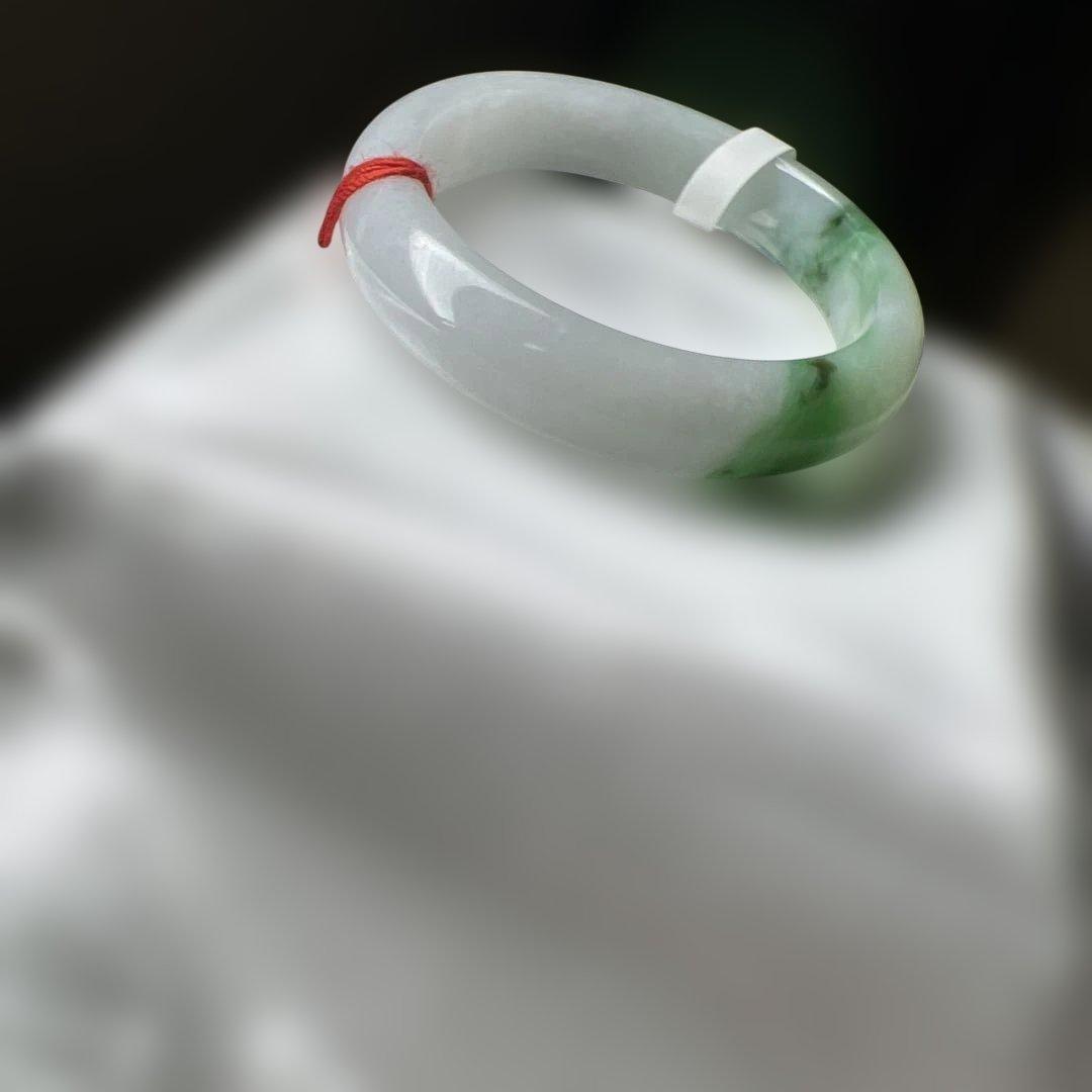 純天然本翡翠バングル 緑と白のグラデーションが美しい