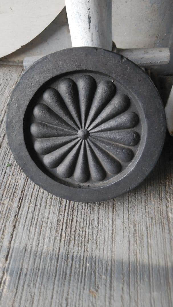 瓦 天皇家菊の16紋 本物です