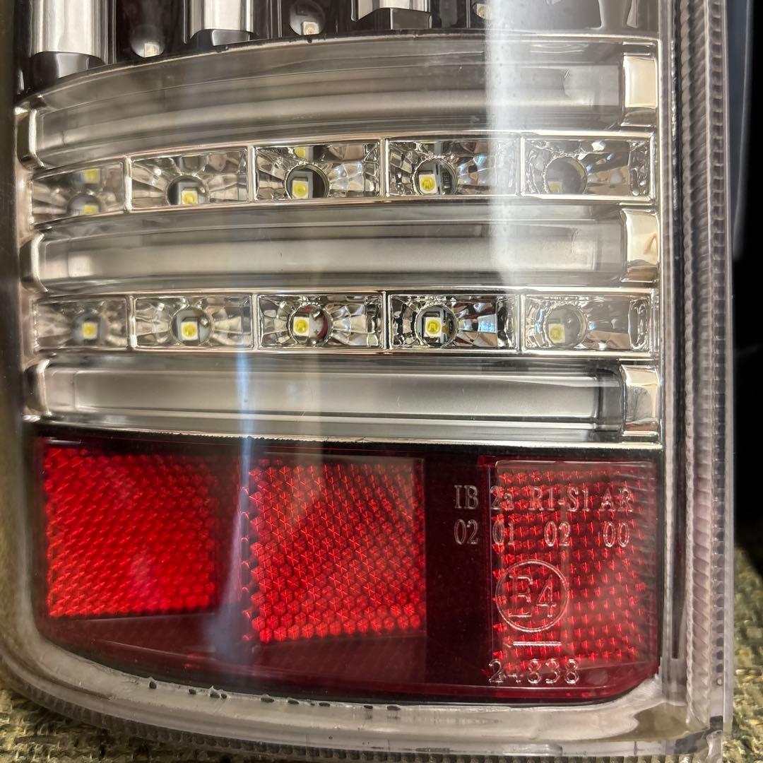 【値引き相談歓迎】ヘリオス　LED テールランプ クリア/レッド　ハイエース