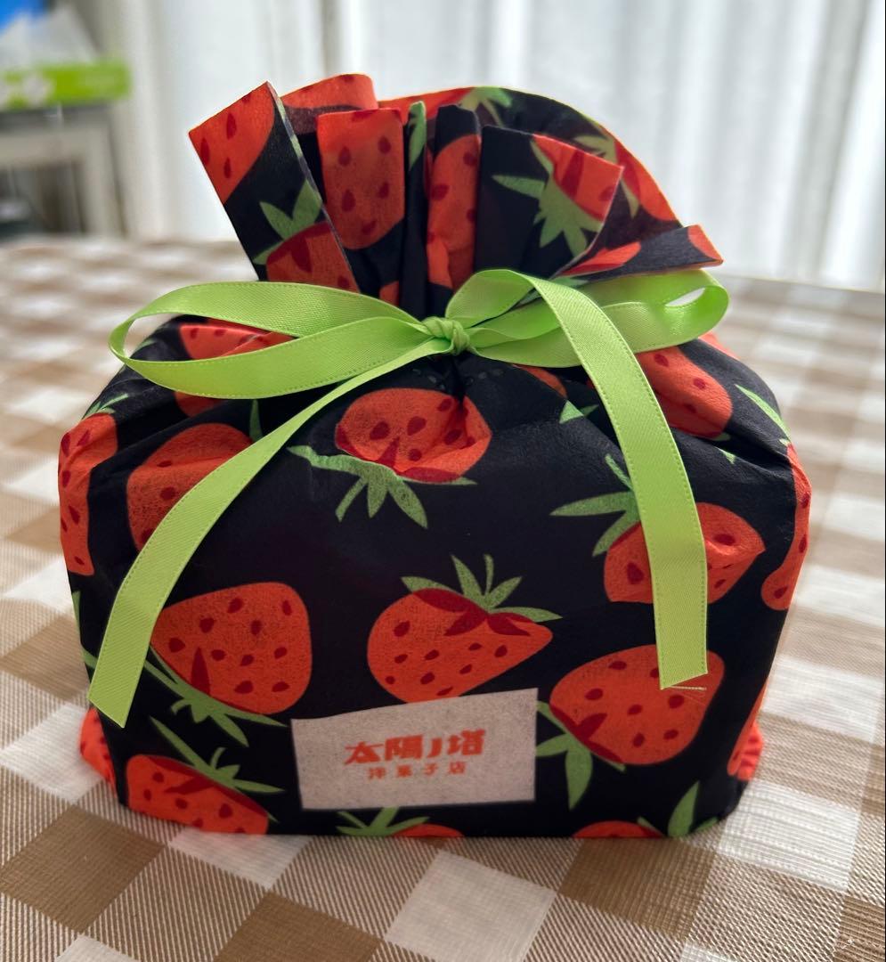 ◆タイヨウノカンカンいちご缶 ⭐︎ショコラヴェール ホワイト&ビター 巾着入