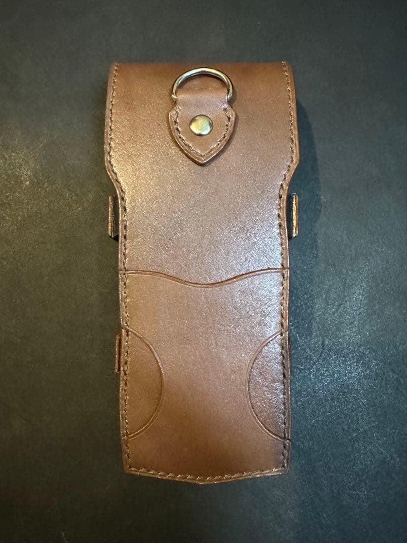 お寿司はなんだか楽しいよ　ダーツケースカバー（赤茶×黒）