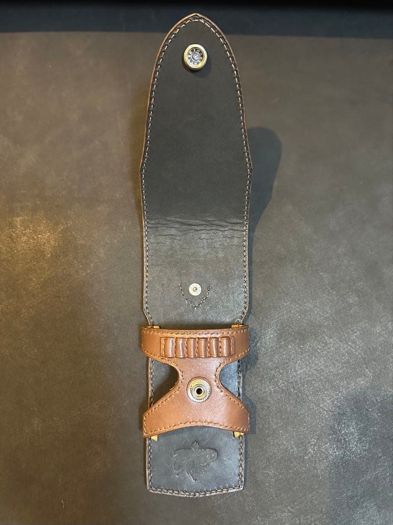 お寿司はなんだか楽しいよ　ダーツケースカバー（赤茶×黒）