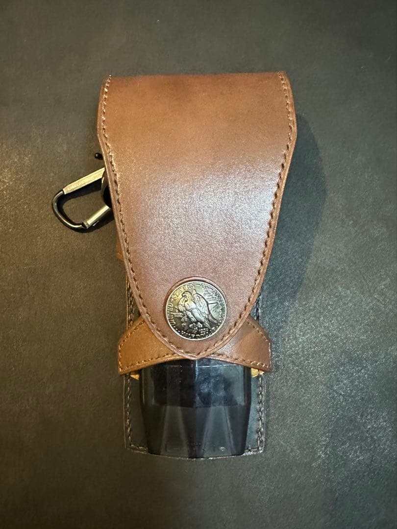 お寿司はなんだか楽しいよ　ダーツケースカバー（赤茶×黒）