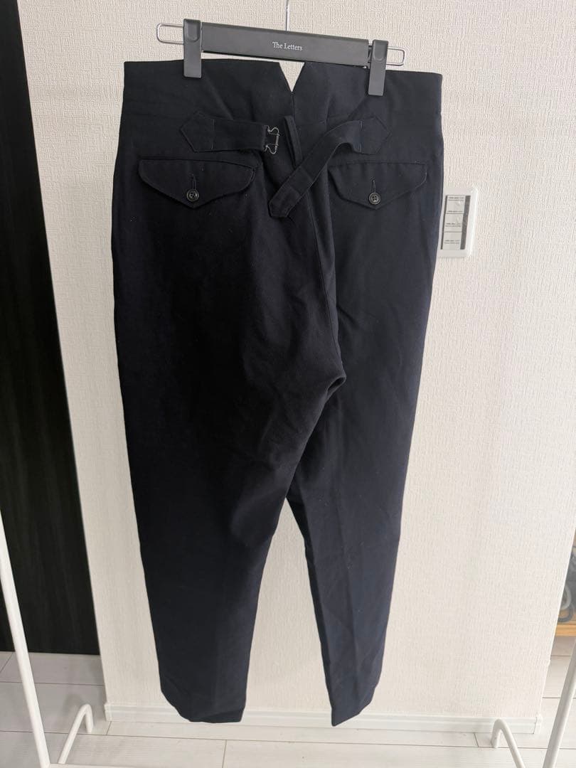 COMOLI コモリ ウールサージ バック ストラップ パンツ