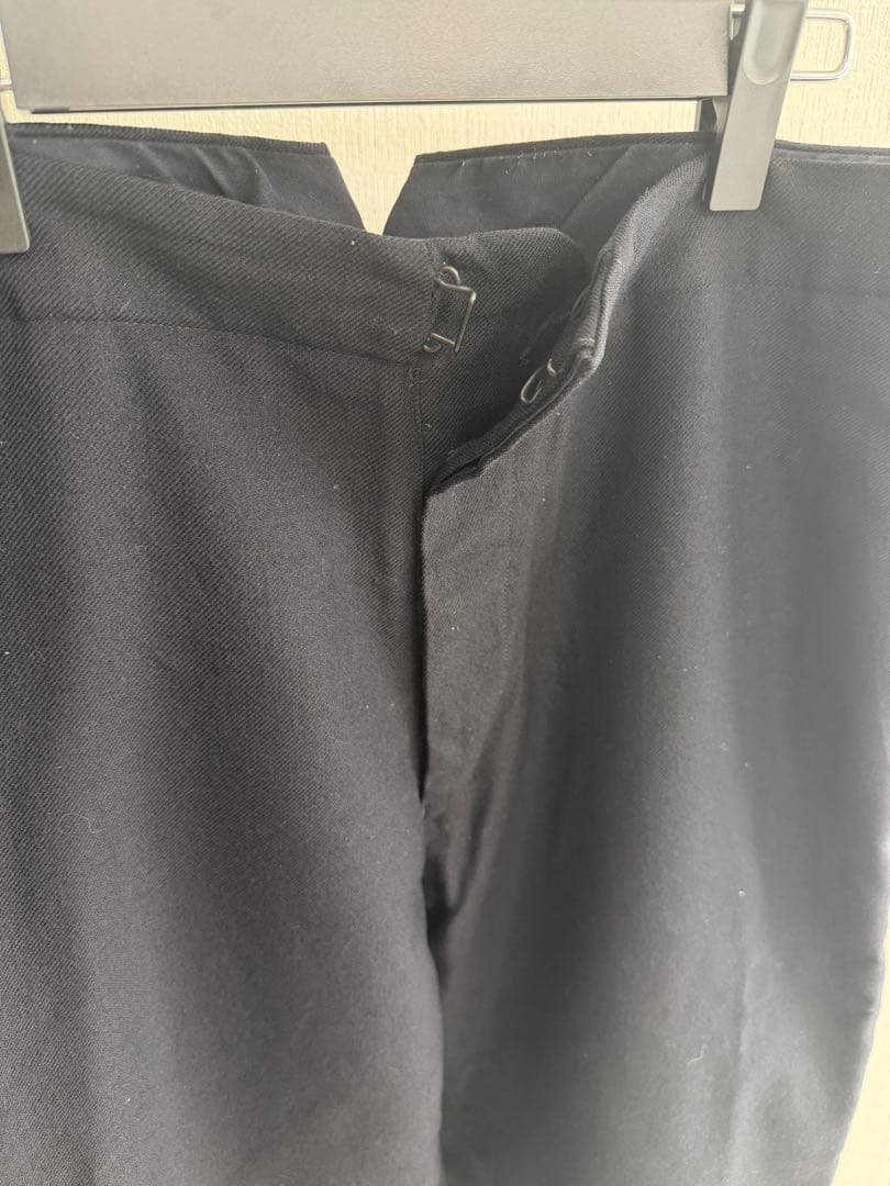 COMOLI コモリ ウールサージ バック ストラップ パンツ