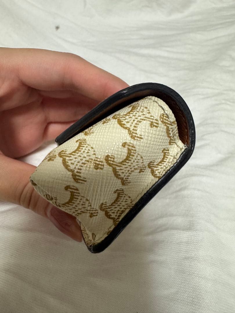 CELINE AirPodsケース トリオンフ ホワイトタン