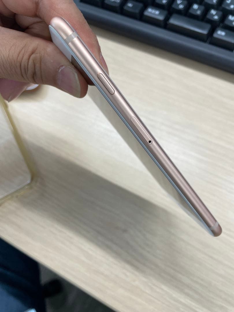 iPhone8 ゴールド色