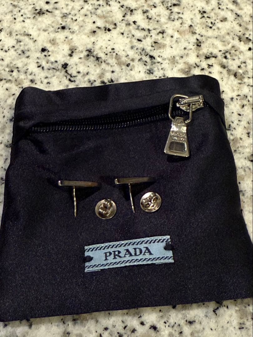 PRADA ブラック三角ピアス オリジナルポーチ付き