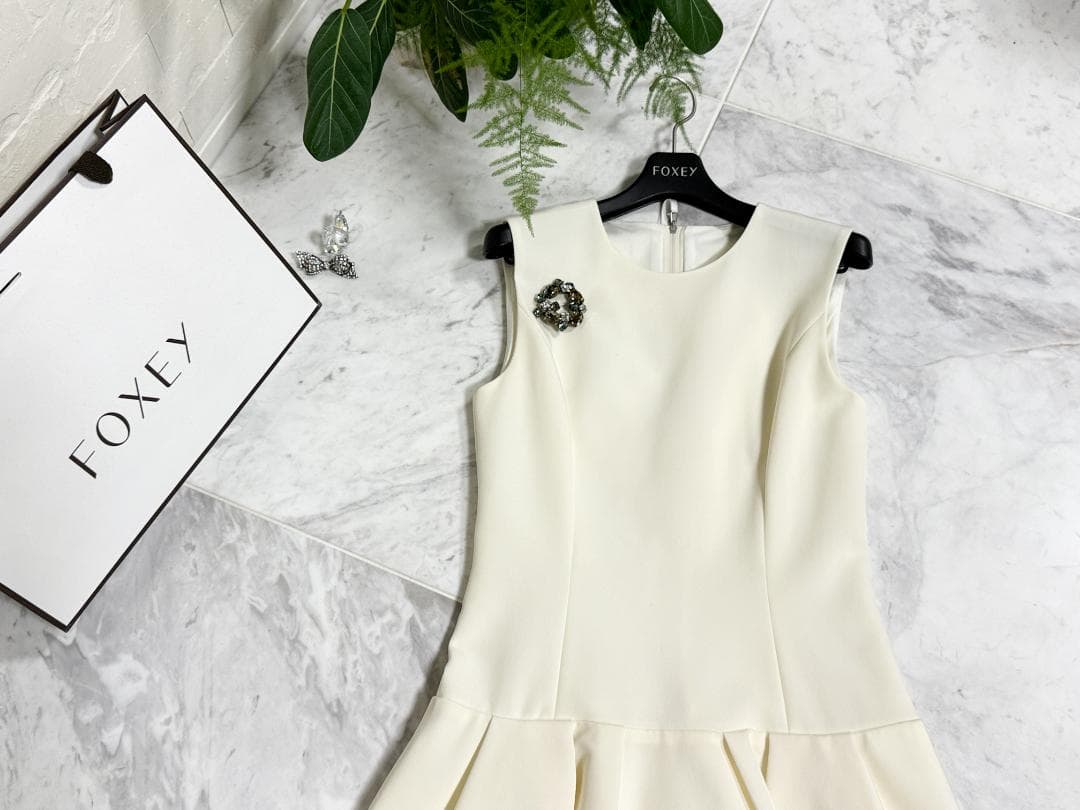 マルク未使用級★FOXEY/フォクシーマットストレッチグログラン 38