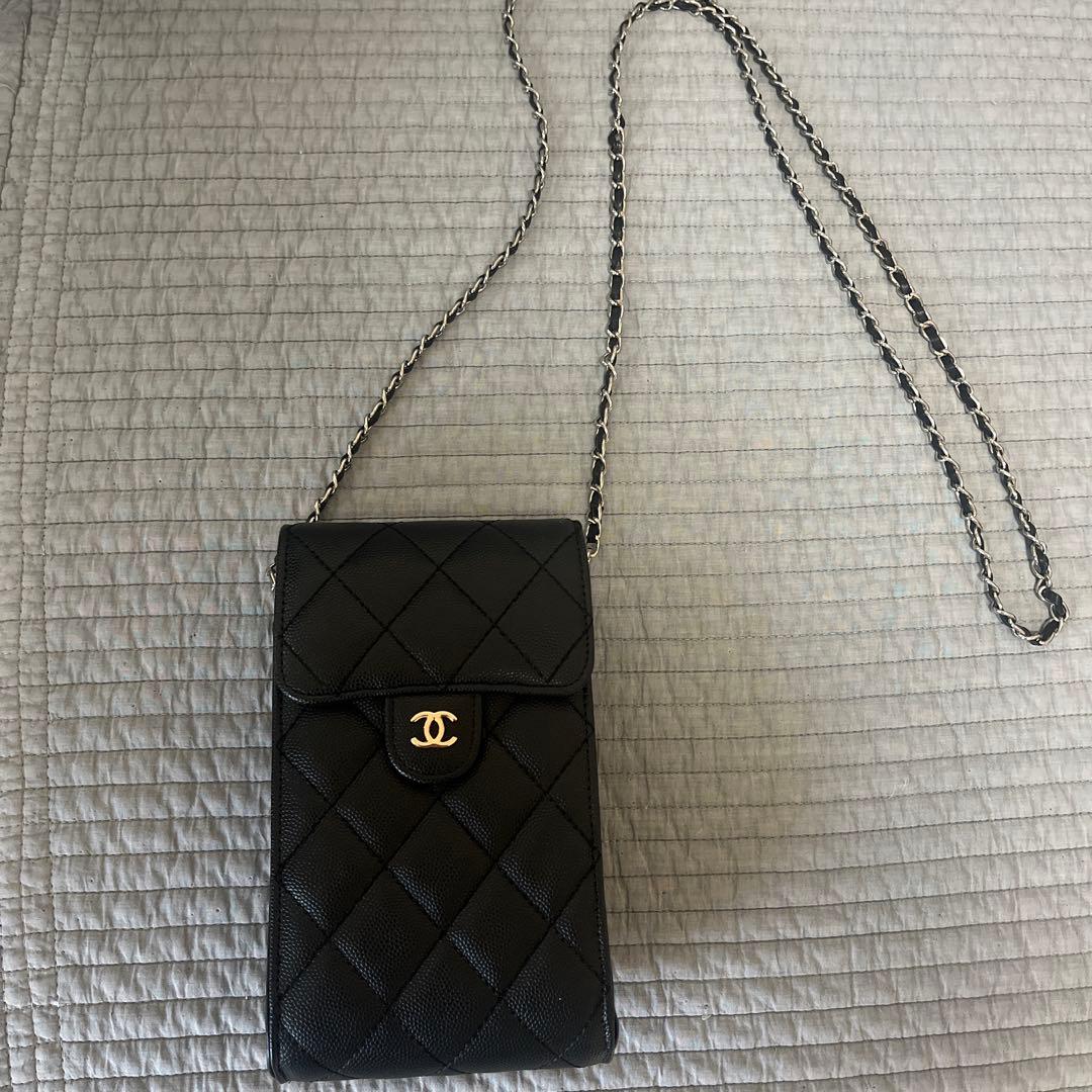 CHANEL ノベルティスマホショルダー