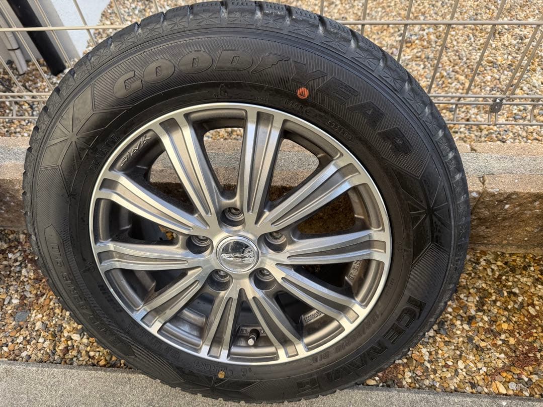 スタッドレスタイヤ　195/65/R15 アイスナビ①