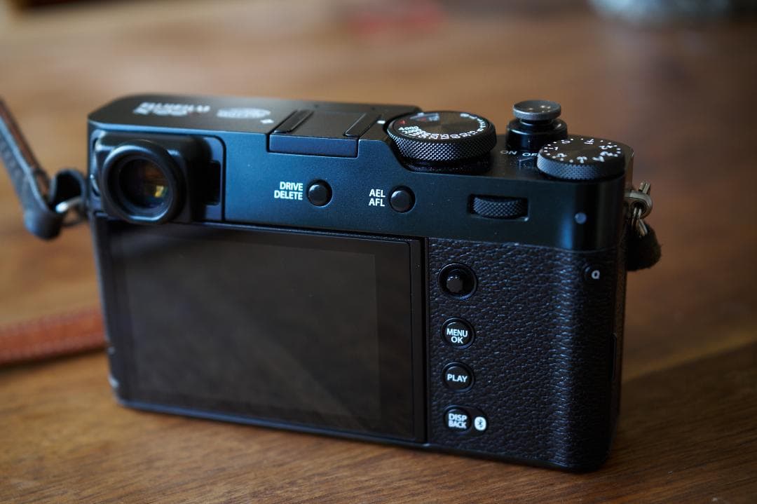 【美品】Fuji X100VI ブラック + おまけアクセサリー多数付き