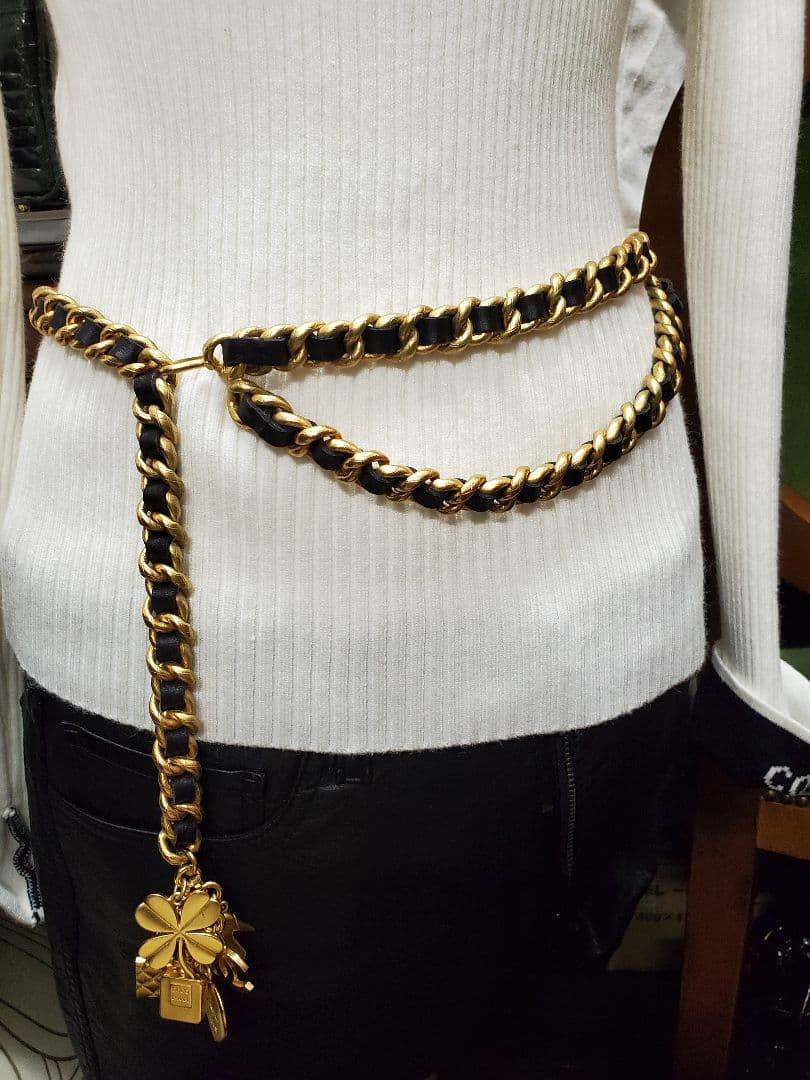 CHANEL シャネル　ゴールドチェーンベルト チャーム付き