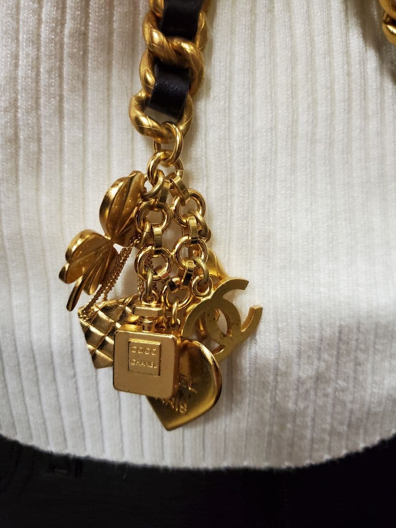 CHANEL シャネル　ゴールドチェーンベルト チャーム付き