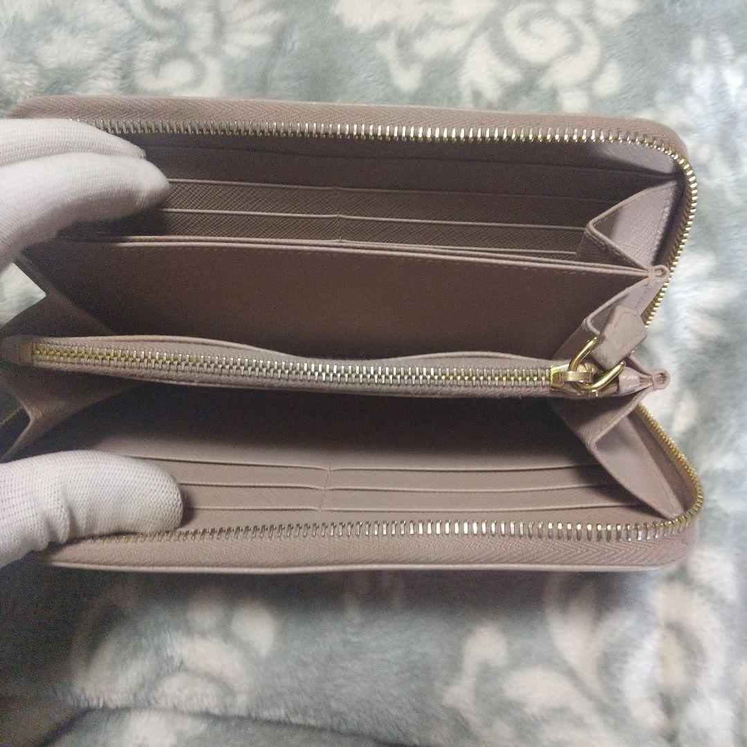 プラダPRADAサフィアーノラウンドファスナーベージュ系