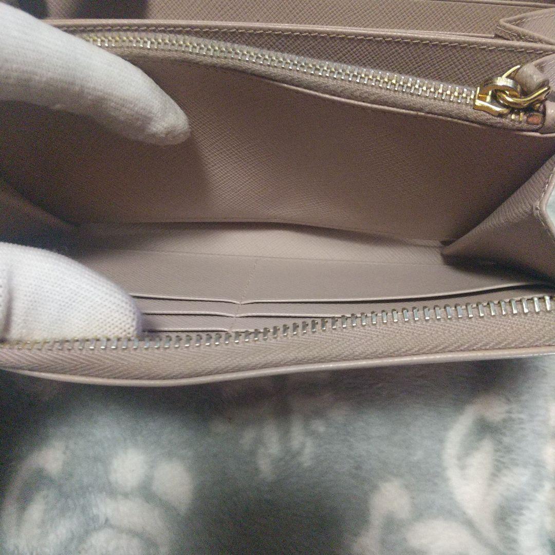 プラダPRADAサフィアーノラウンドファスナーベージュ系