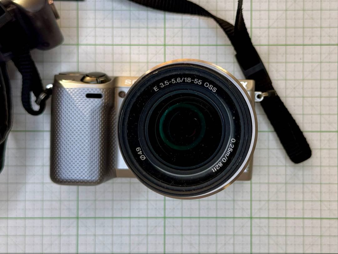 猫*様 SONY α NEX-5R レンズ　付属フラッシュ付き　シルバー　動作未