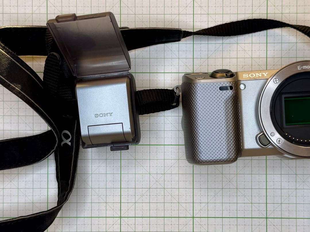 猫*様 SONY α NEX-5R レンズ　付属フラッシュ付き　シルバー　動作未