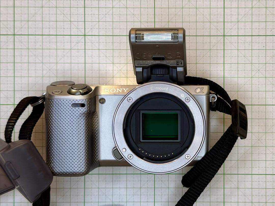 猫*様 SONY α NEX-5R レンズ　付属フラッシュ付き　シルバー　動作未