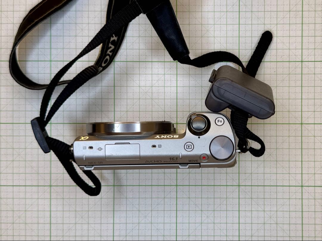 猫*様 SONY α NEX-5R レンズ　付属フラッシュ付き　シルバー　動作未