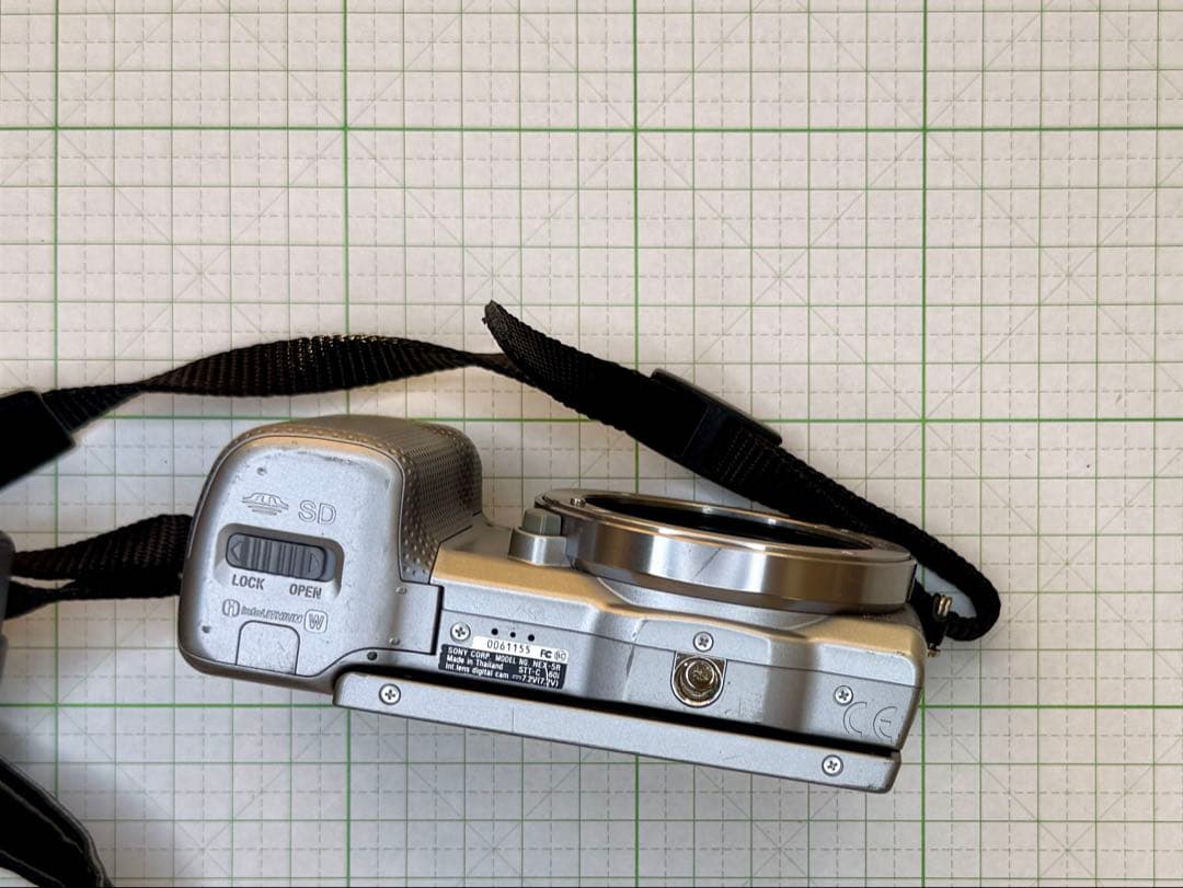 猫*様 SONY α NEX-5R レンズ　付属フラッシュ付き　シルバー　動作未