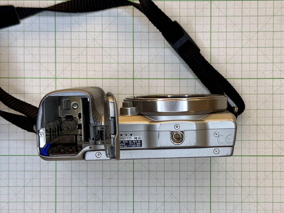 猫*様 SONY α NEX-5R レンズ　付属フラッシュ付き　シルバー　動作未