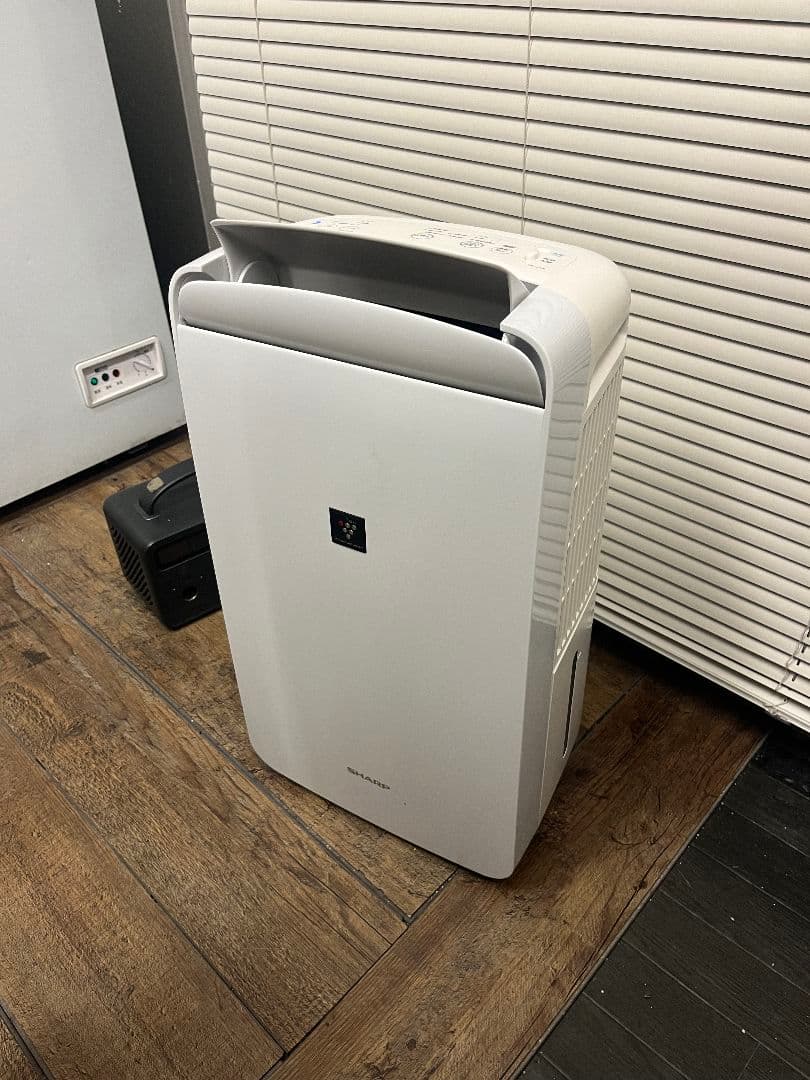 SHARP除湿機CM-J100-Wプラズマクラスター 2020年製動作確認済み。