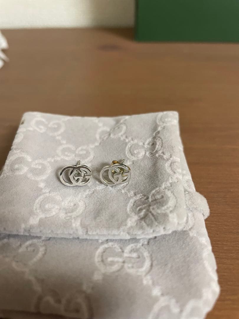 Gucci GGロゴ シルバーピアス