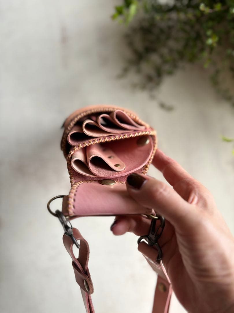 手染め大人ピンク、蝶型押しの軽量スリムシザーケース