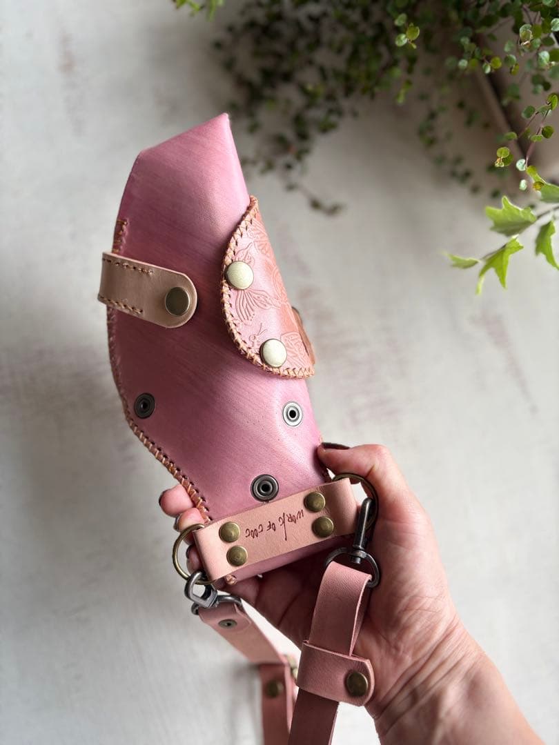 手染め大人ピンク、蝶型押しの軽量スリムシザーケース