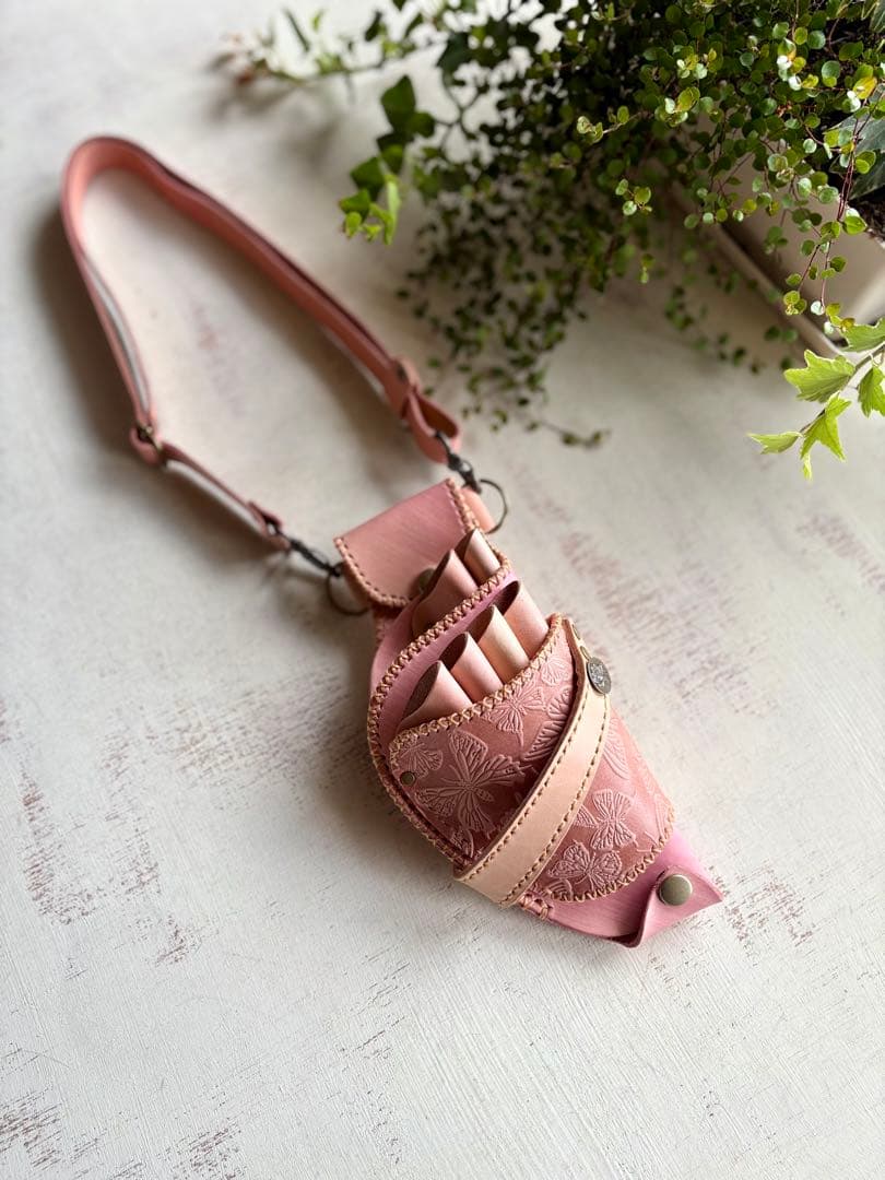 手染め大人ピンク、蝶型押しの軽量スリムシザーケース