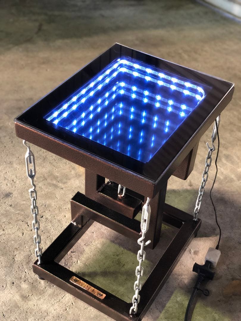 不思議が詰まったサイドテーブル