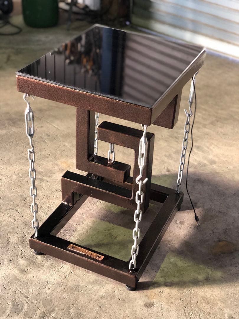 不思議が詰まったサイドテーブル