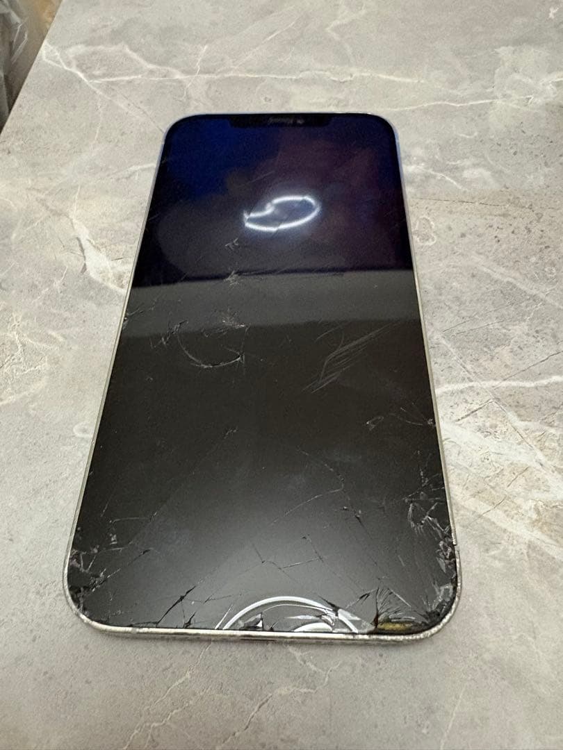 iPhone 12 Pro Max画面ひび割れあり